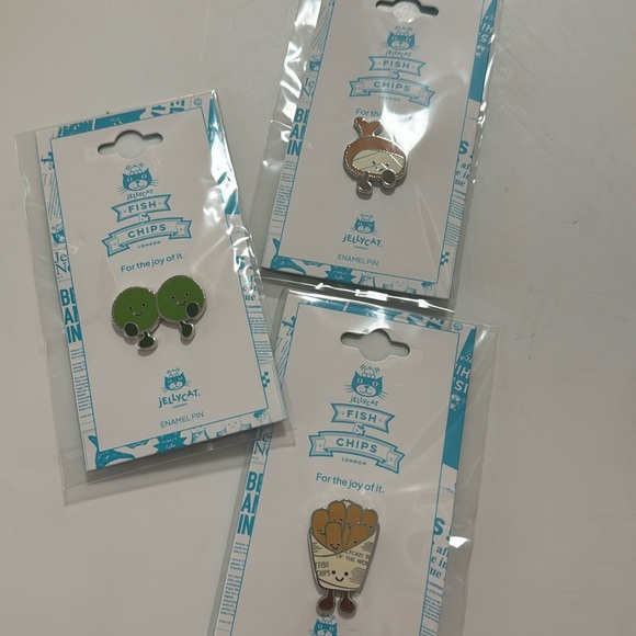 Jellycat Fish & Chips enamel pin - Picture 2 of 3